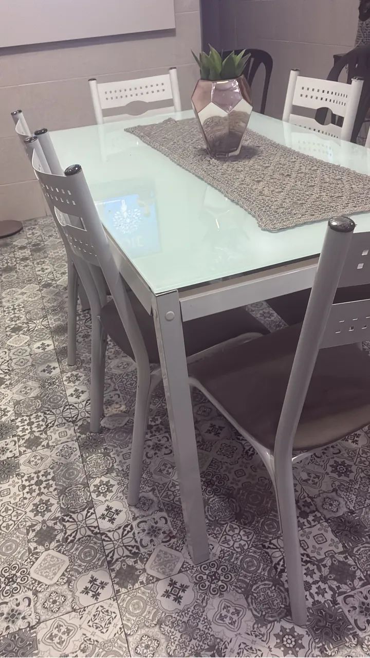 Mesa branca de vidro leitoso com 6 cadeiras - Foto 2