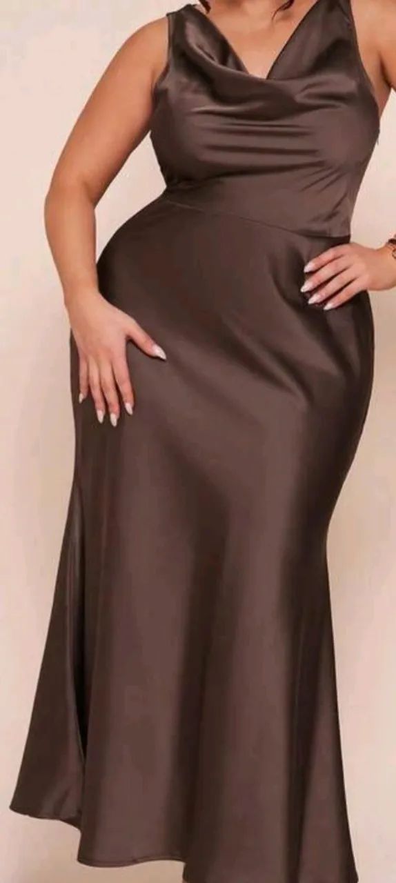 Vestido elegante de cetim nunca usado.