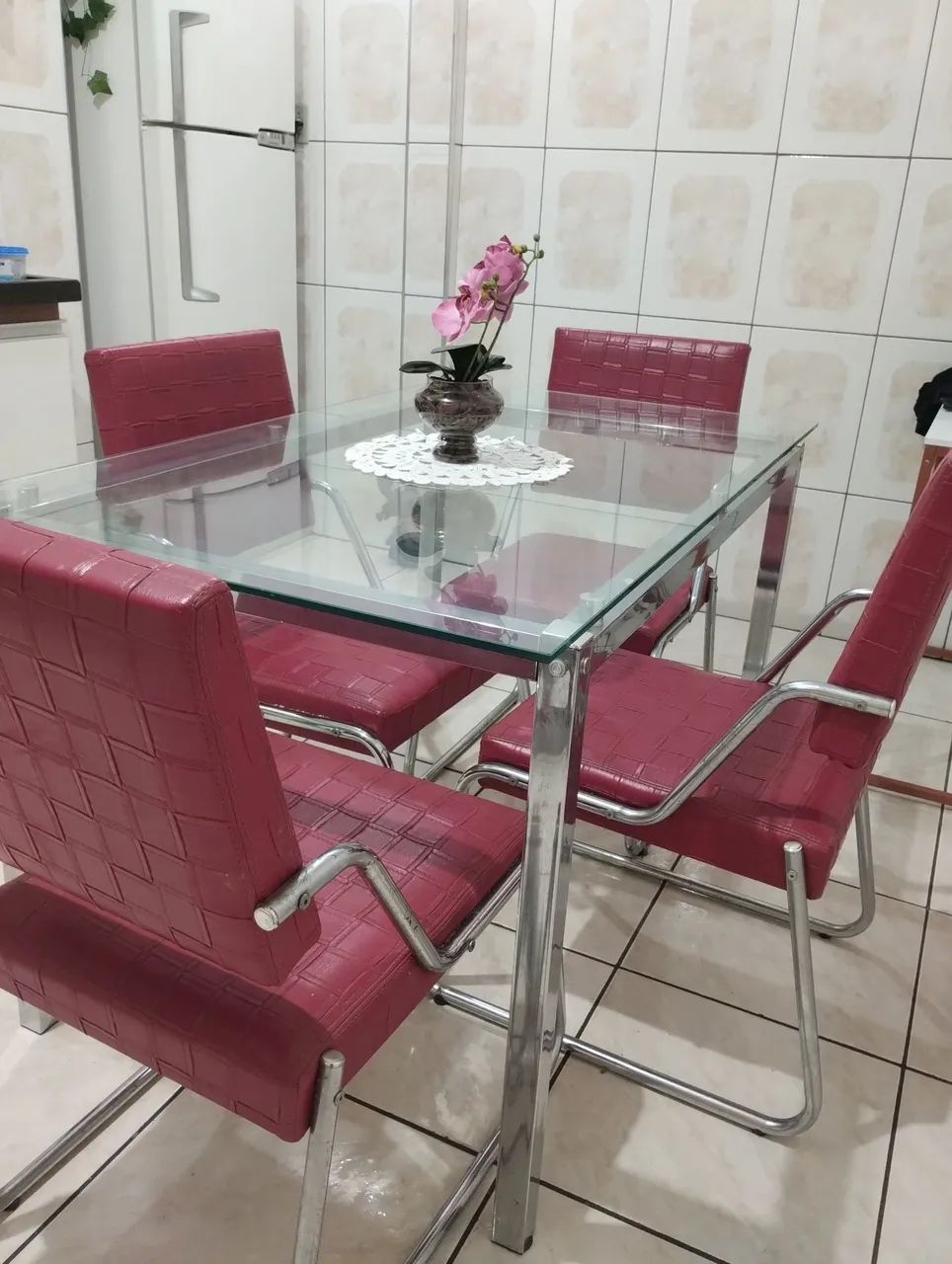 MESA DE JANTAR COM CADEIRAS EM COURO. LINDÍSSIMA!! - Foto 2