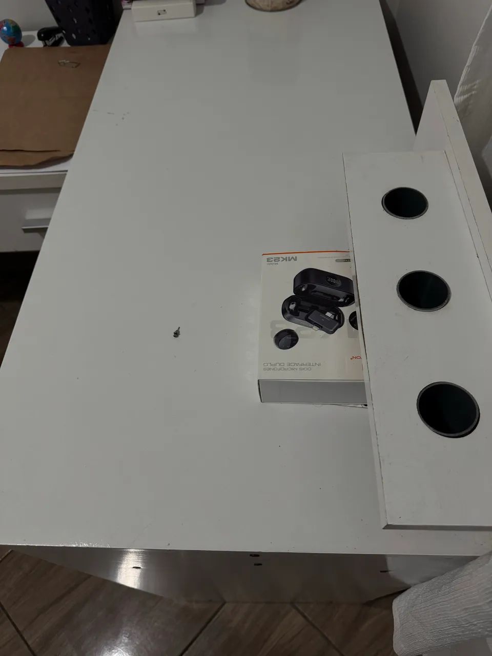 Desk422992137106892802