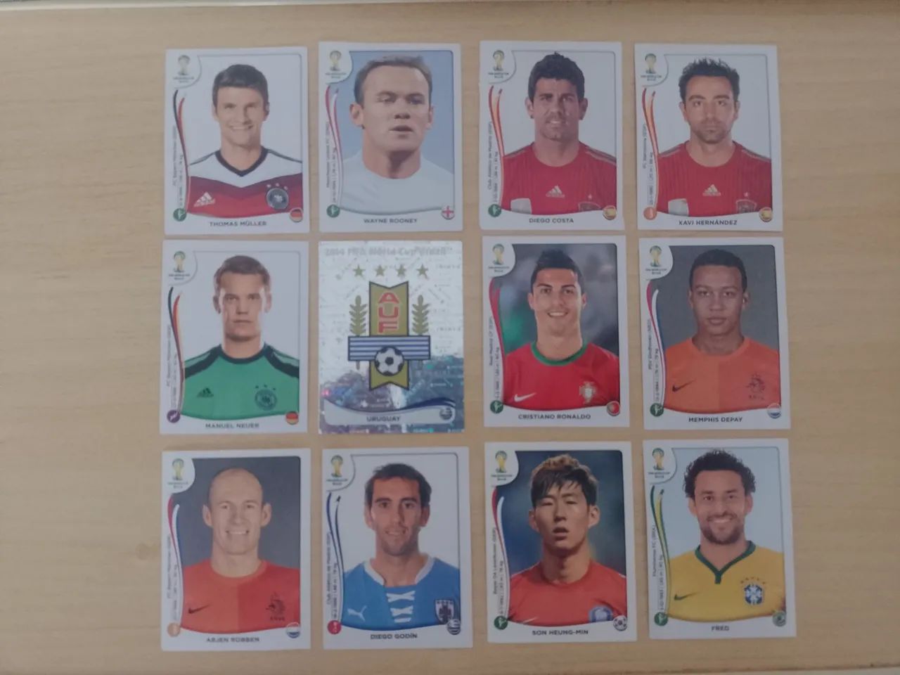 Lote com 12 figurinhas,1 escudo e 11 grandes jogadores da copa de 2014!!!
