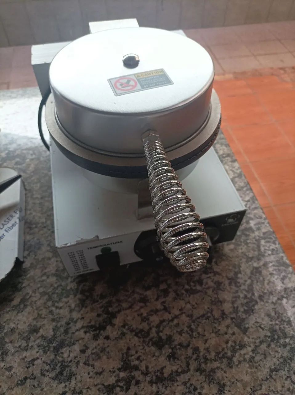 Máquina, profissional, para fabricação de casquinha de sorvete. E Modeladora.