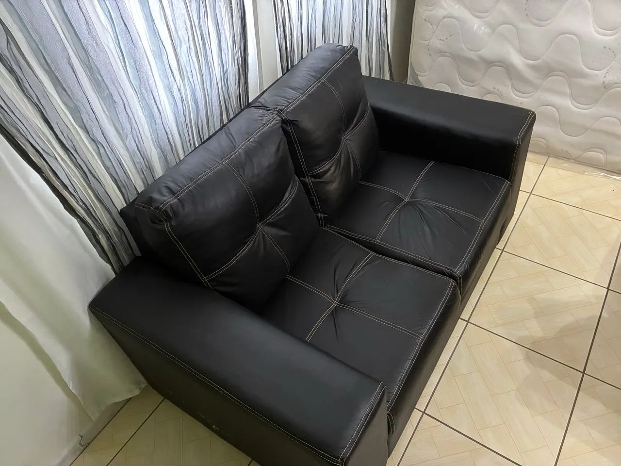 Sofá corino dois lugares. - Foto 2