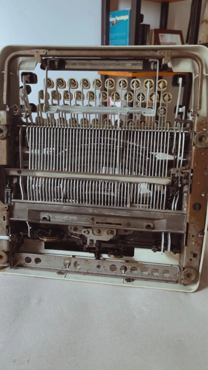 Máquina de escrever Gabriele 25, década de 70 e em perfeito estado de uso. - Foto 2