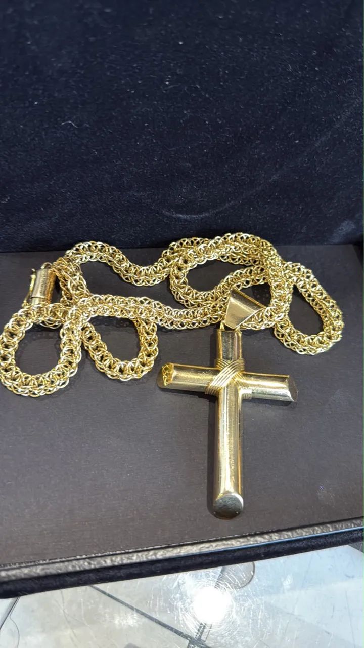 Colar com pingente de cruz de ouro 