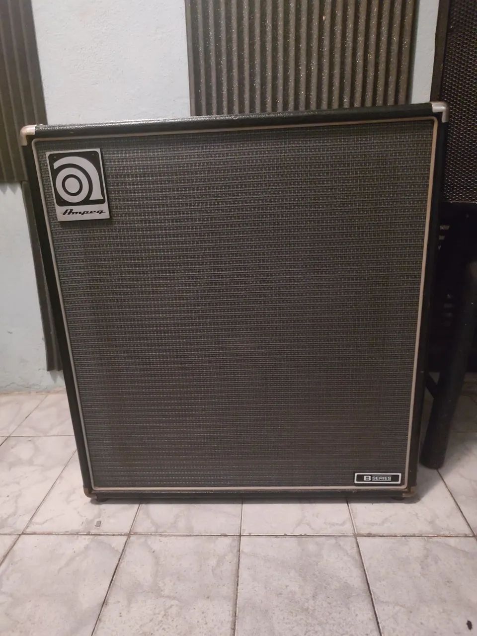 Caixa Ampeg série B 410 he 