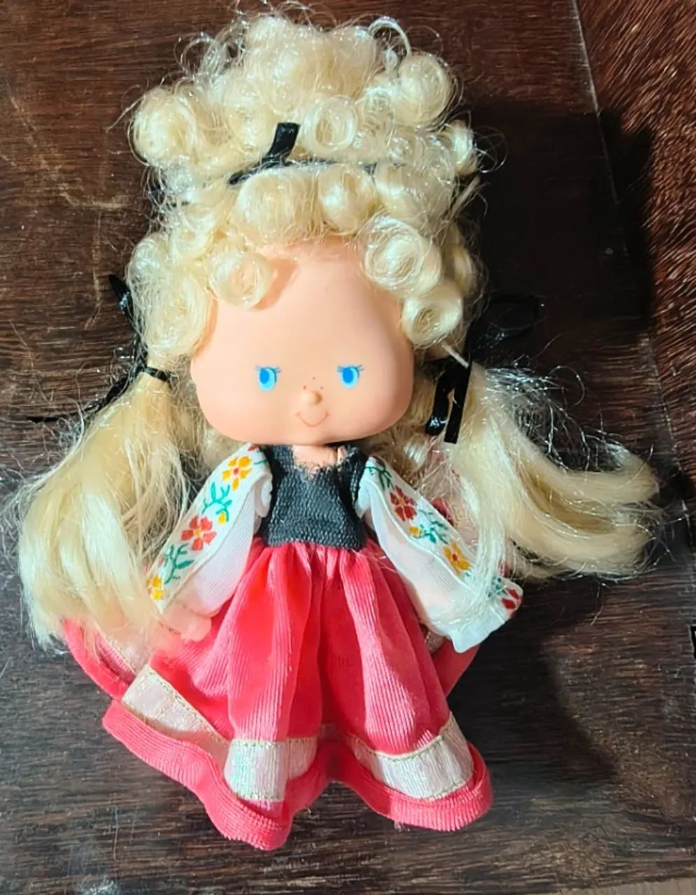 Boneca Moranguinho Traje Russo 