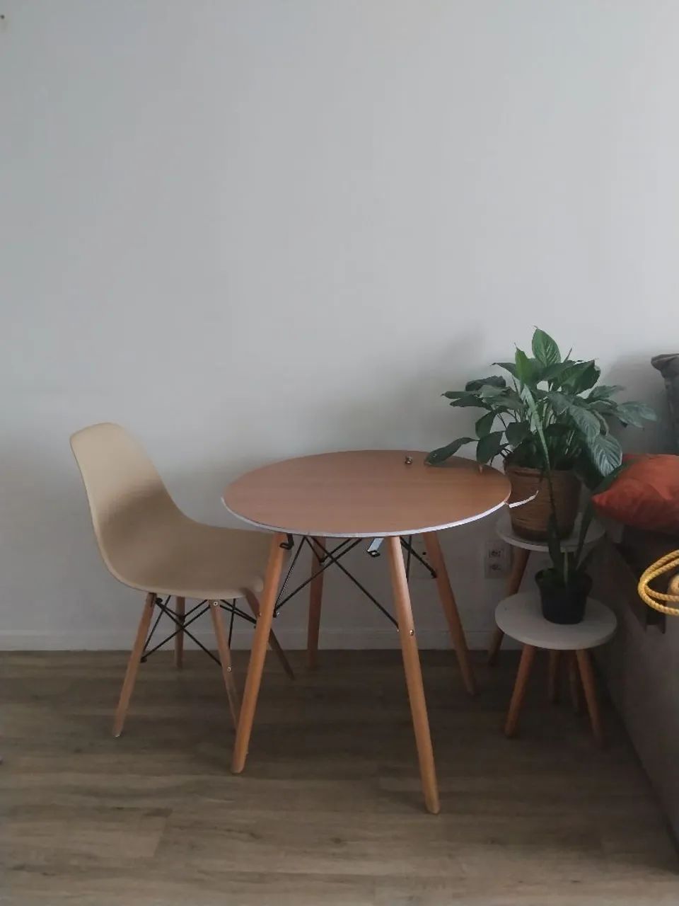 Mesa redonda 70 cm com duas cadeiras 