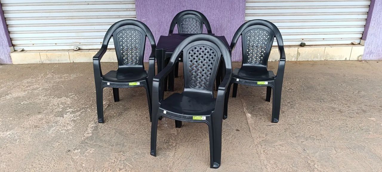 Jogo de mesa e cadeiras plástica cor preta!  Suporta 154 Kg. - Foto 4
