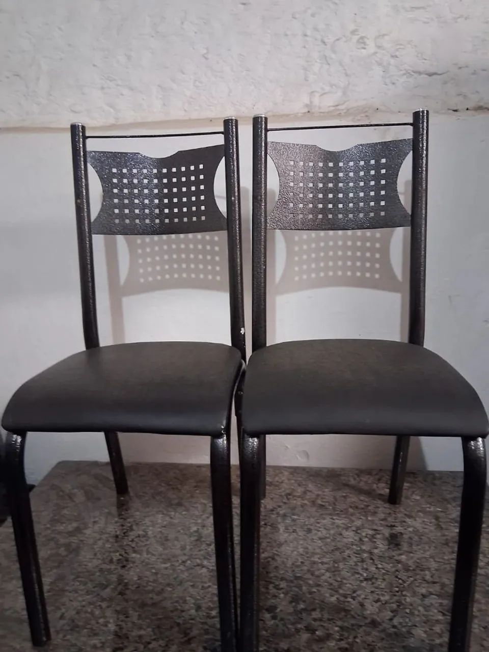 Mesa com tampo de mármore mais 4 cadeiras - Foto 2