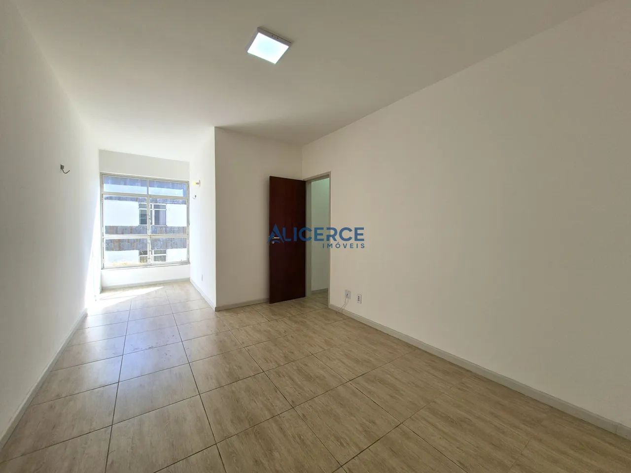 Apartamento à venda com 03 quartos, elevador e garagem no Centro. - Foto 2
