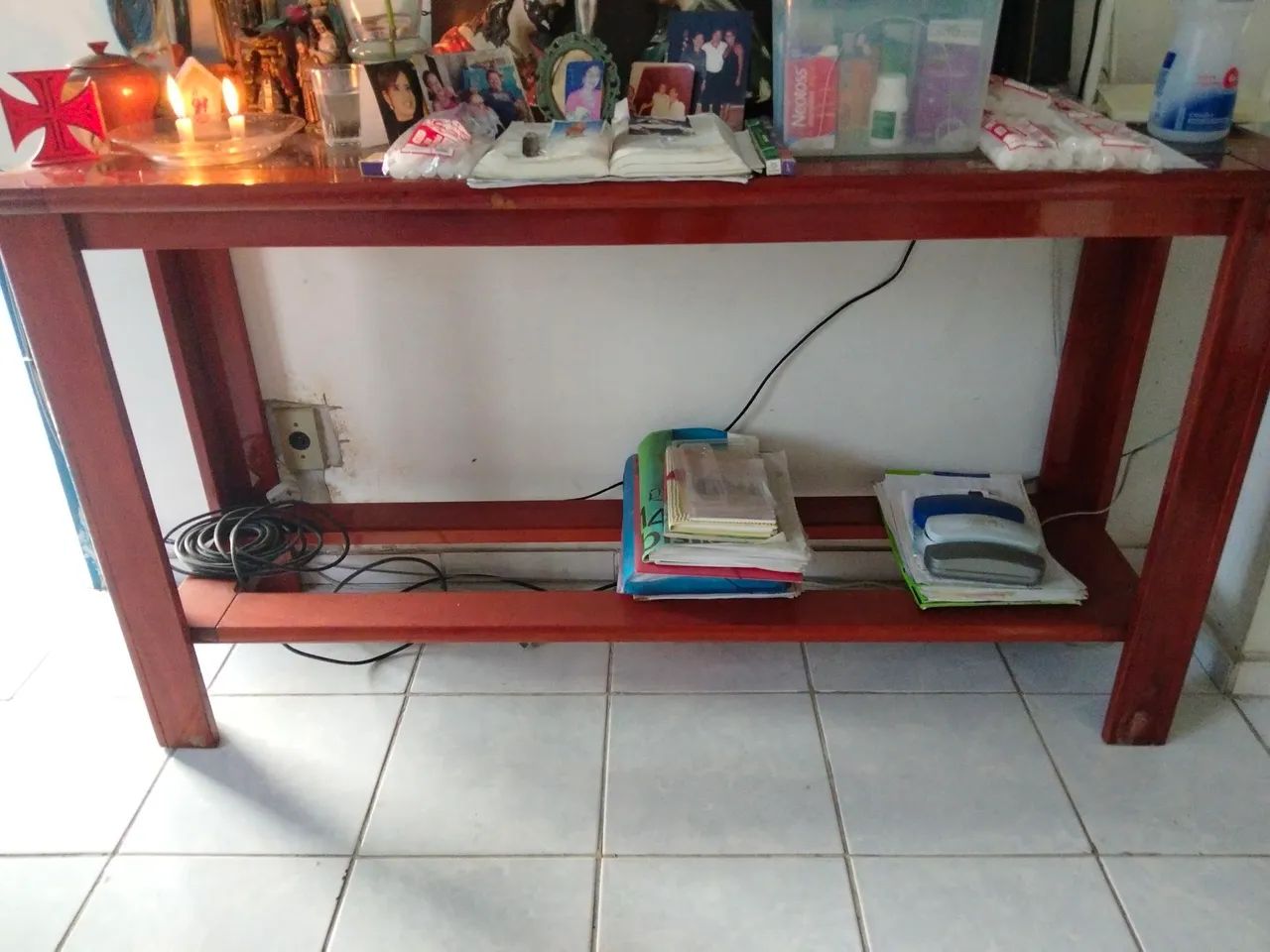 Vende-se mesa madeira tampo de vidro,com 4 cadeiras, e Bifê R$ 1.300,00. - Foto 5