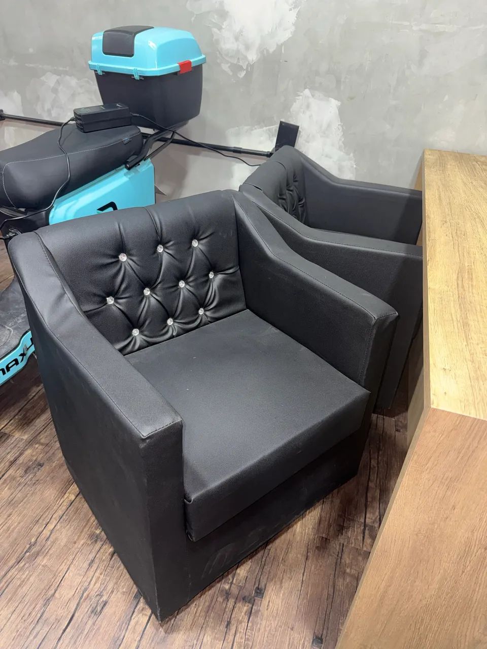 MESA E POLTRONAS - Foto 2