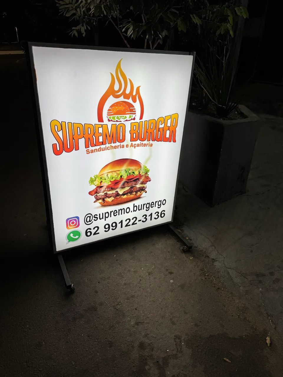 Vendo sanduicheria completa, em funcionamento!