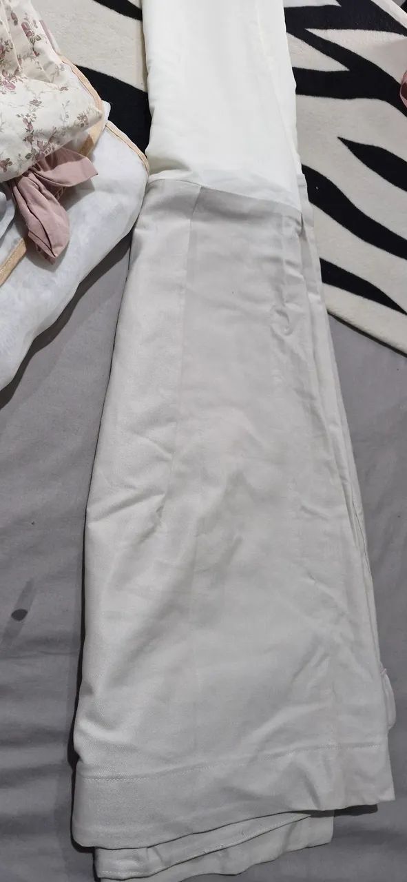 Cortinha infantil e saia de berço 