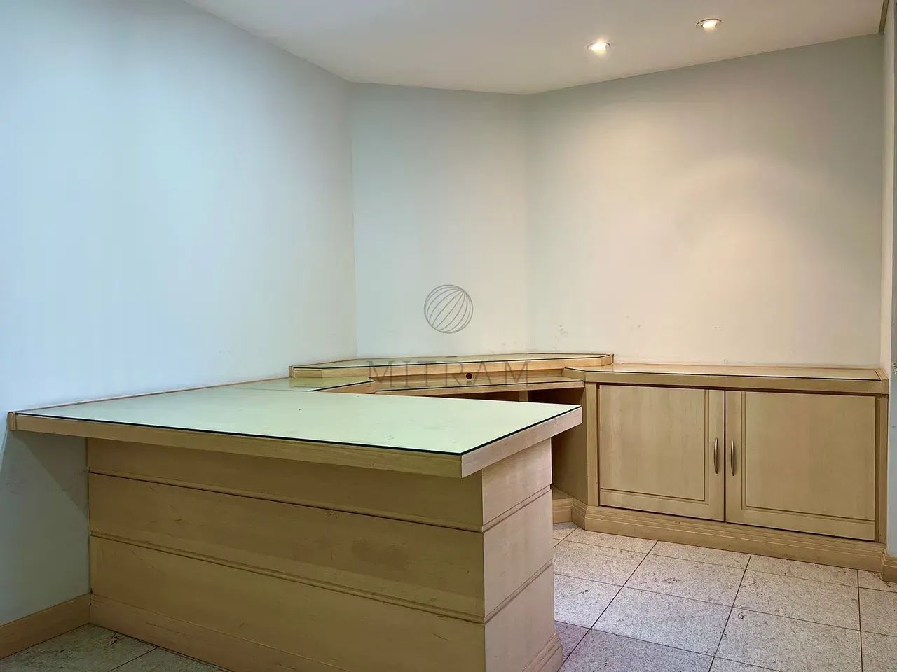 Sala comercial com 2 banheiros e 1 vaga no Centro Cívico - Foto 2