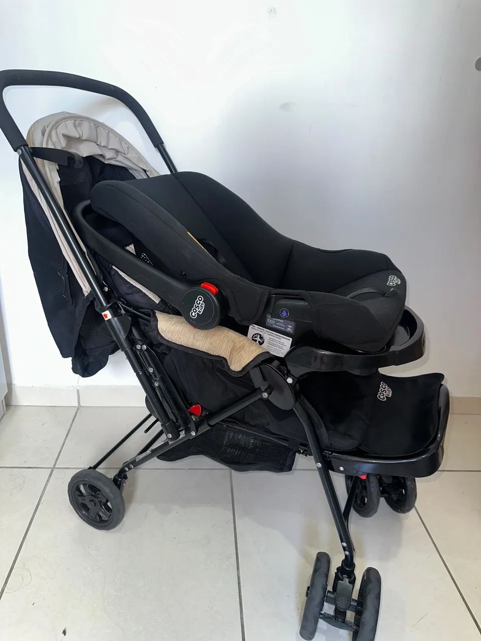 Carrinho de bebê com bebê conforto Cosco