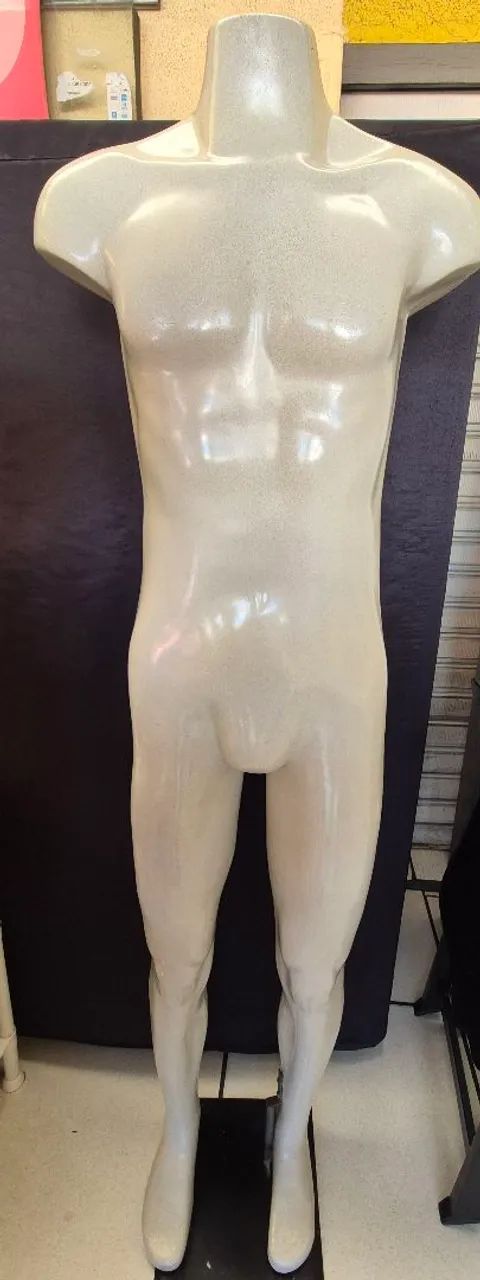 Este manequim masculino de corpo inteiro 