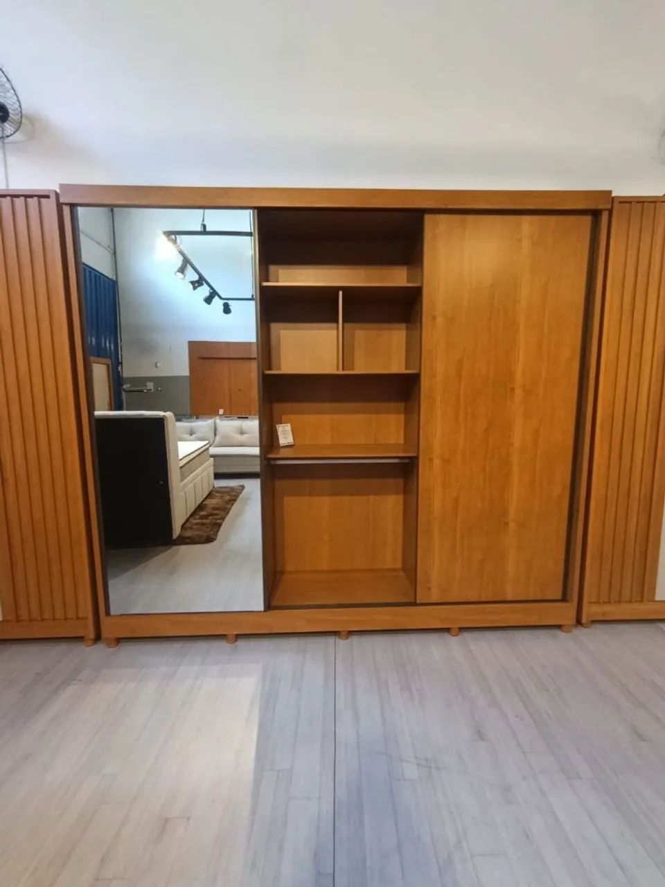 Guarda roupas 2,70m com espelho pronta entrega  - Foto 2