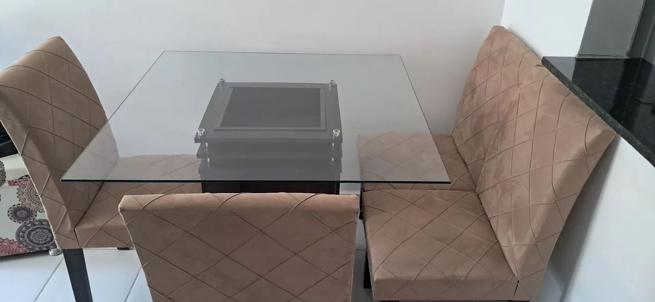 Mesa de vidro com quatro cadeiras 