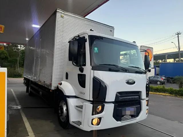 Ford Cargo 1317 Baú 2012