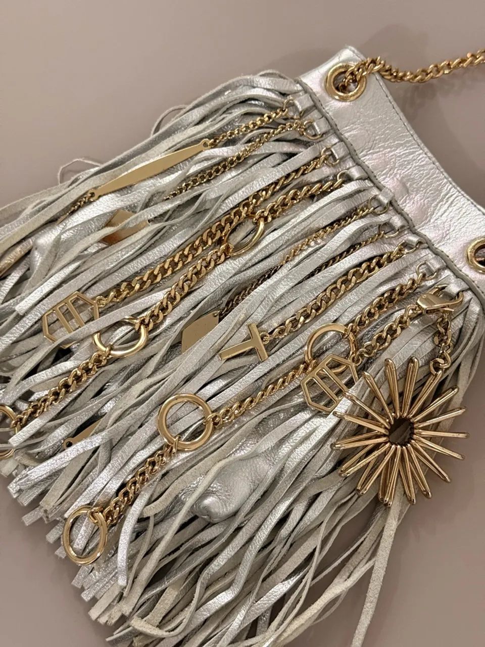 Bolsa Arezzo Tig Prata com Franjas - Foto 2