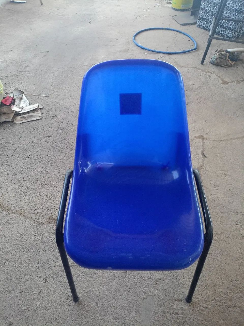 Cadeiras de plástico com estrutura de ferro. - Foto 2