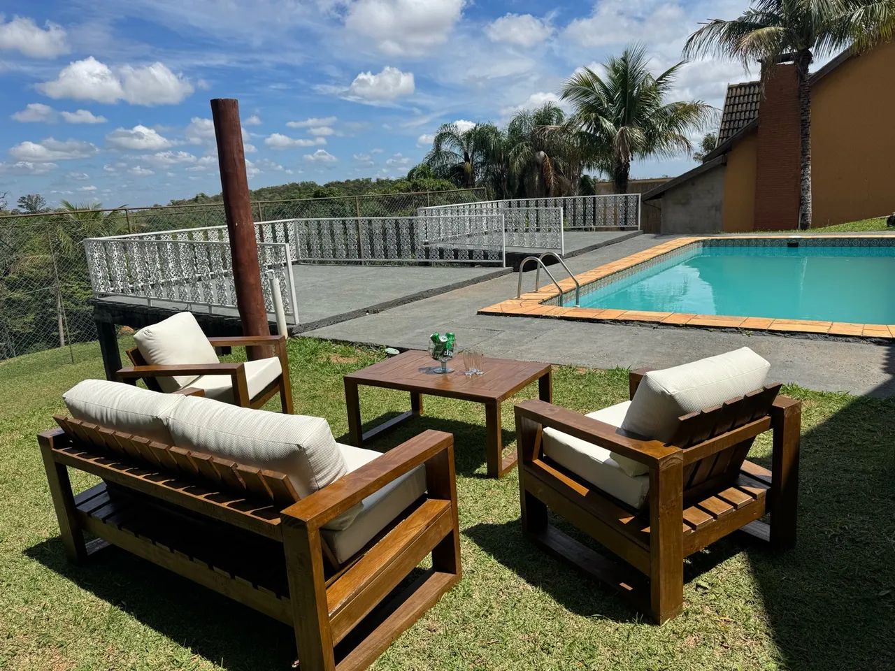 Conjunto Novo - Sofá + 2 Poltronas + Mesa | Madeira Maciça - Foto 5