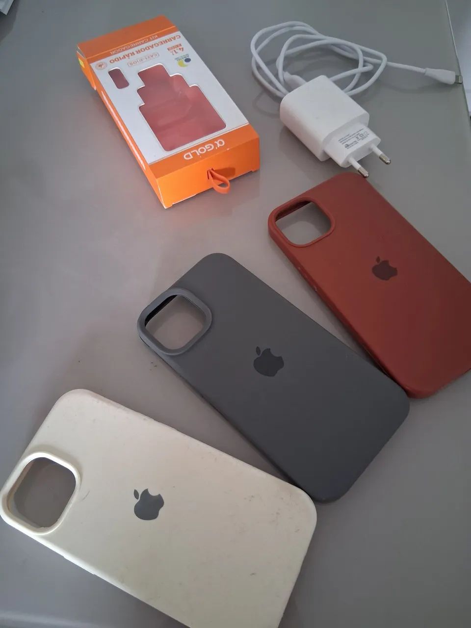 Vendo carregador de iPhone e 3 capinhas de iPhone 13