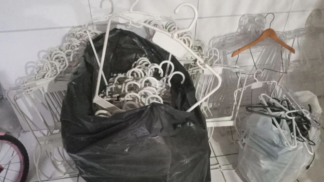 Cabides corpo todo " branco " e de "acrílico " - Foto 2