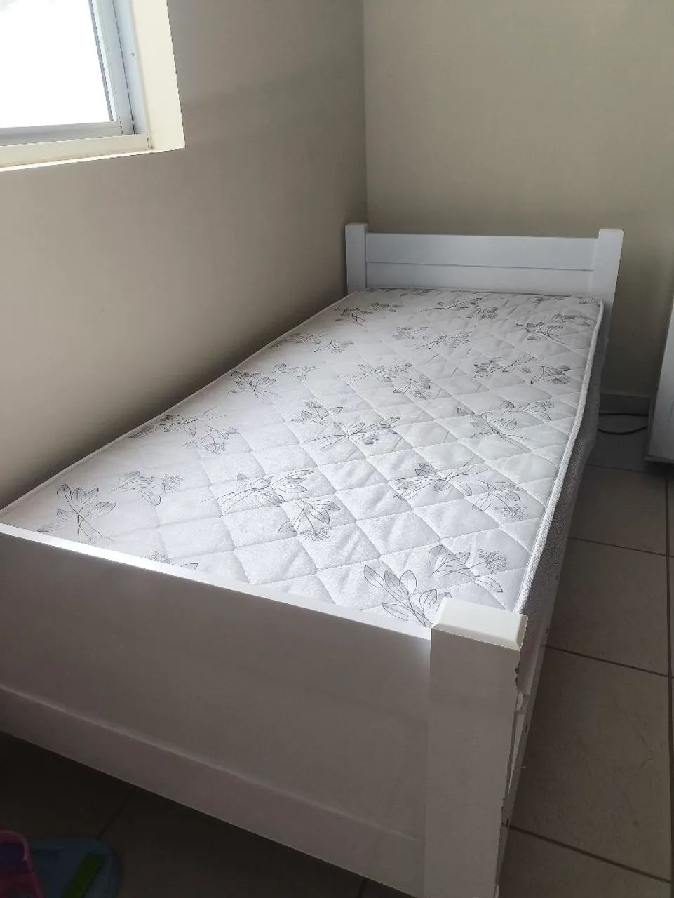 Vendo cama com colchão de solteiro 