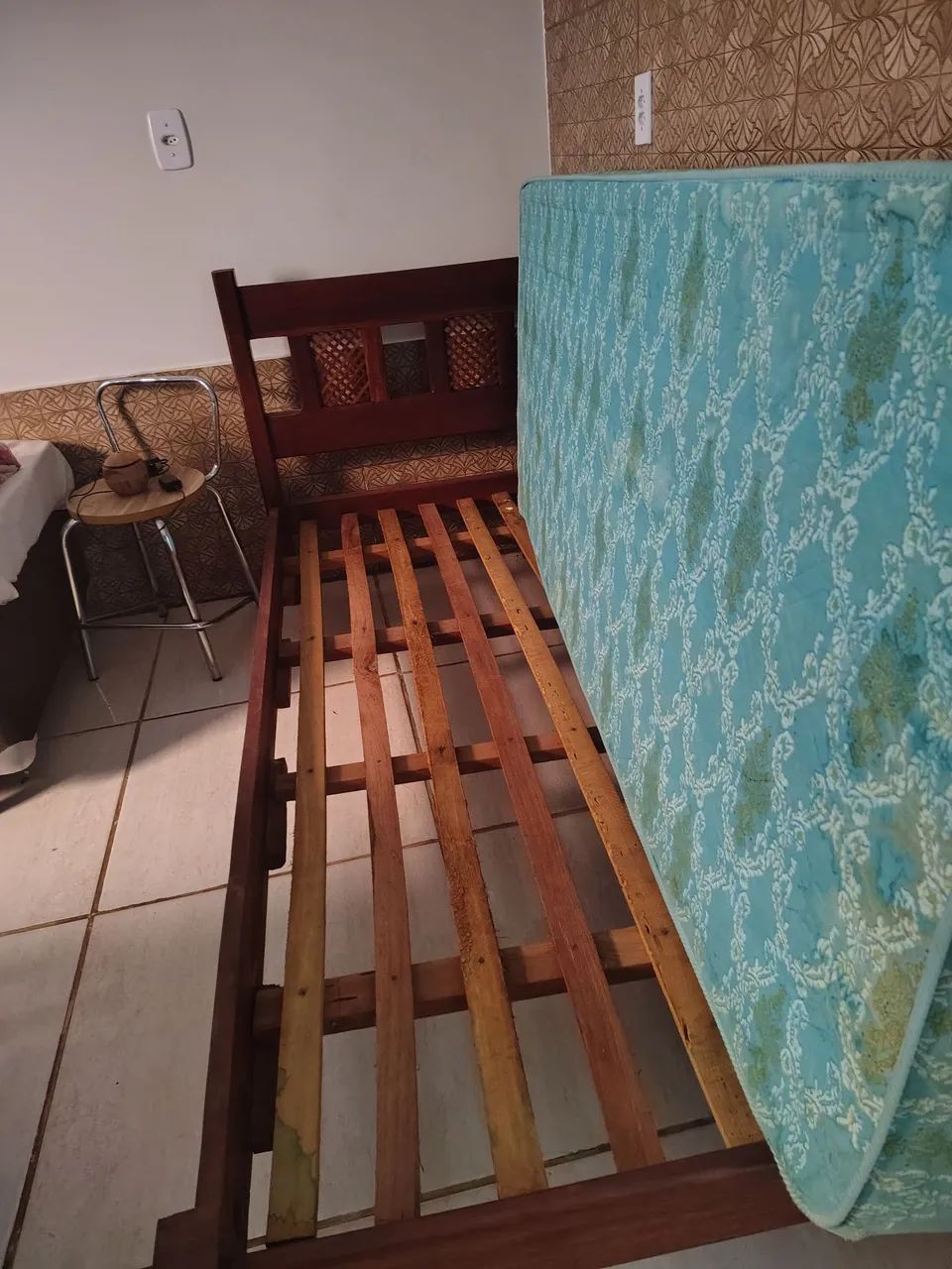 Cama de solteiro em madeira mogno 
