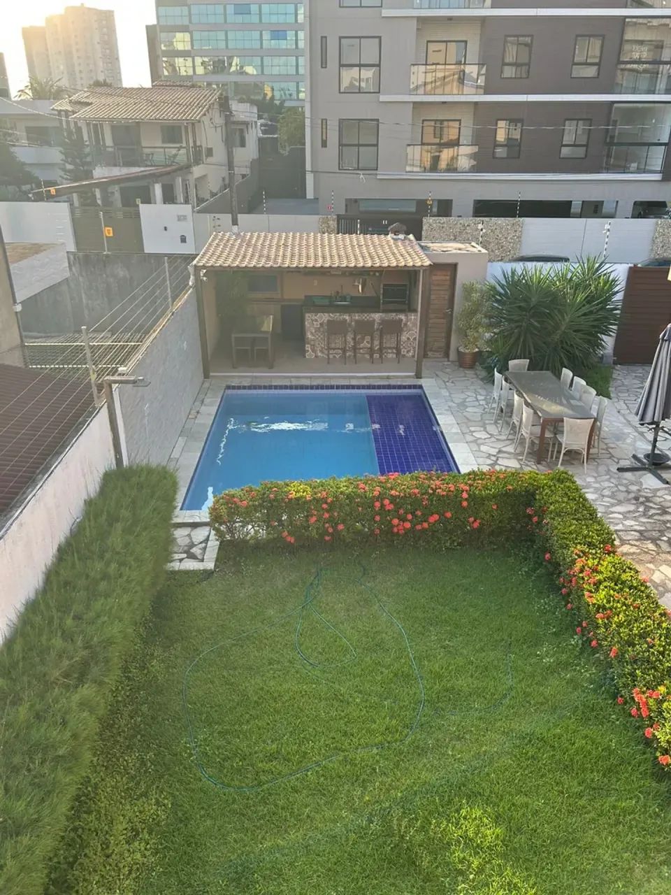 EXCELENTE CASA C 04 QUARTOS SENDO 03 SUÍTES - PORTEIRA FECHADA - Foto 2
