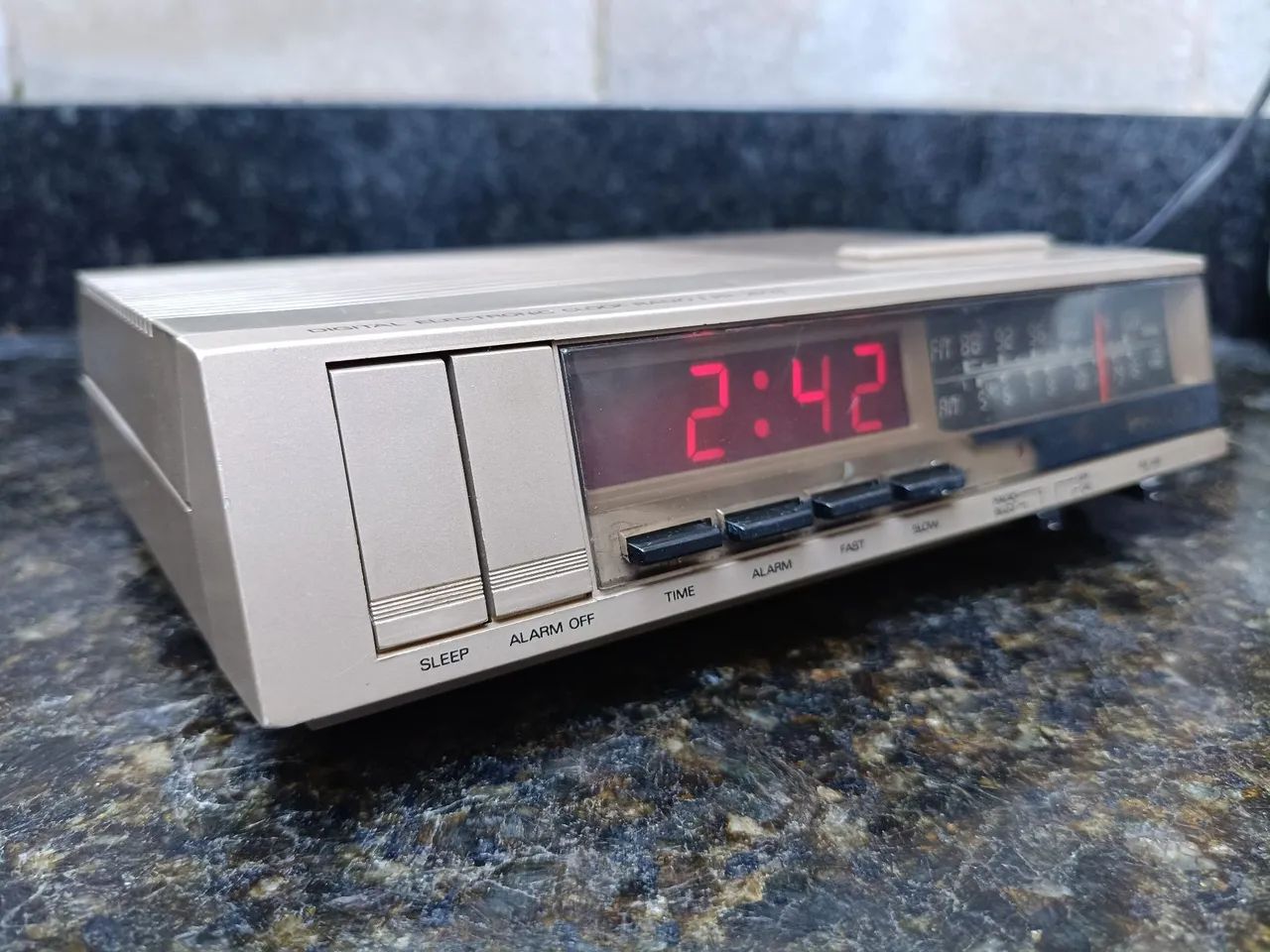 Rádio relógio digital Philco PR-2503. - Foto 3