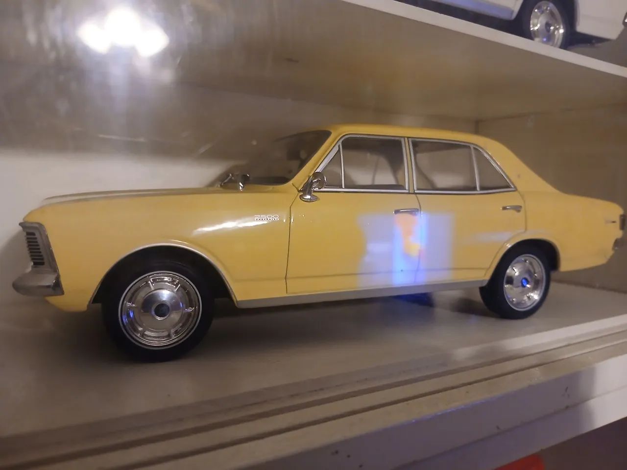 Opala amarelo claro e vemelho