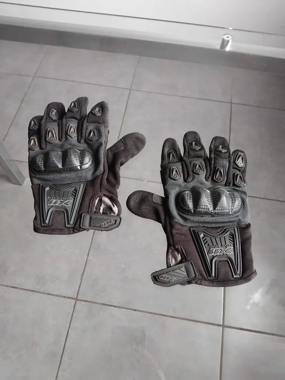 Luva X11 Blackout para moto, preta, tamanhos M e GG