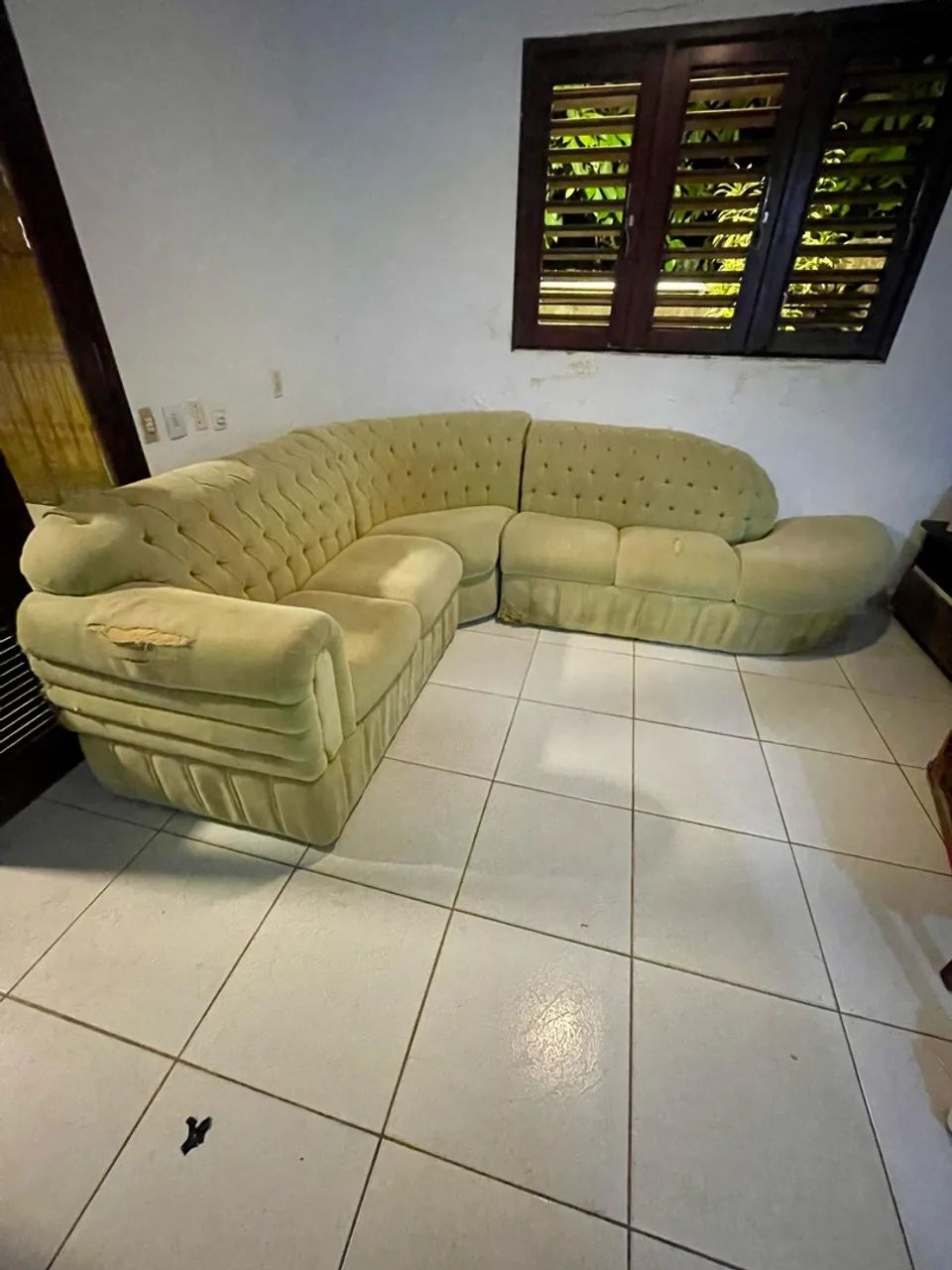 Sofá chesterfield em L