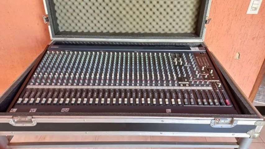Mesa de som Yamaha MG 32-14 FX - com case