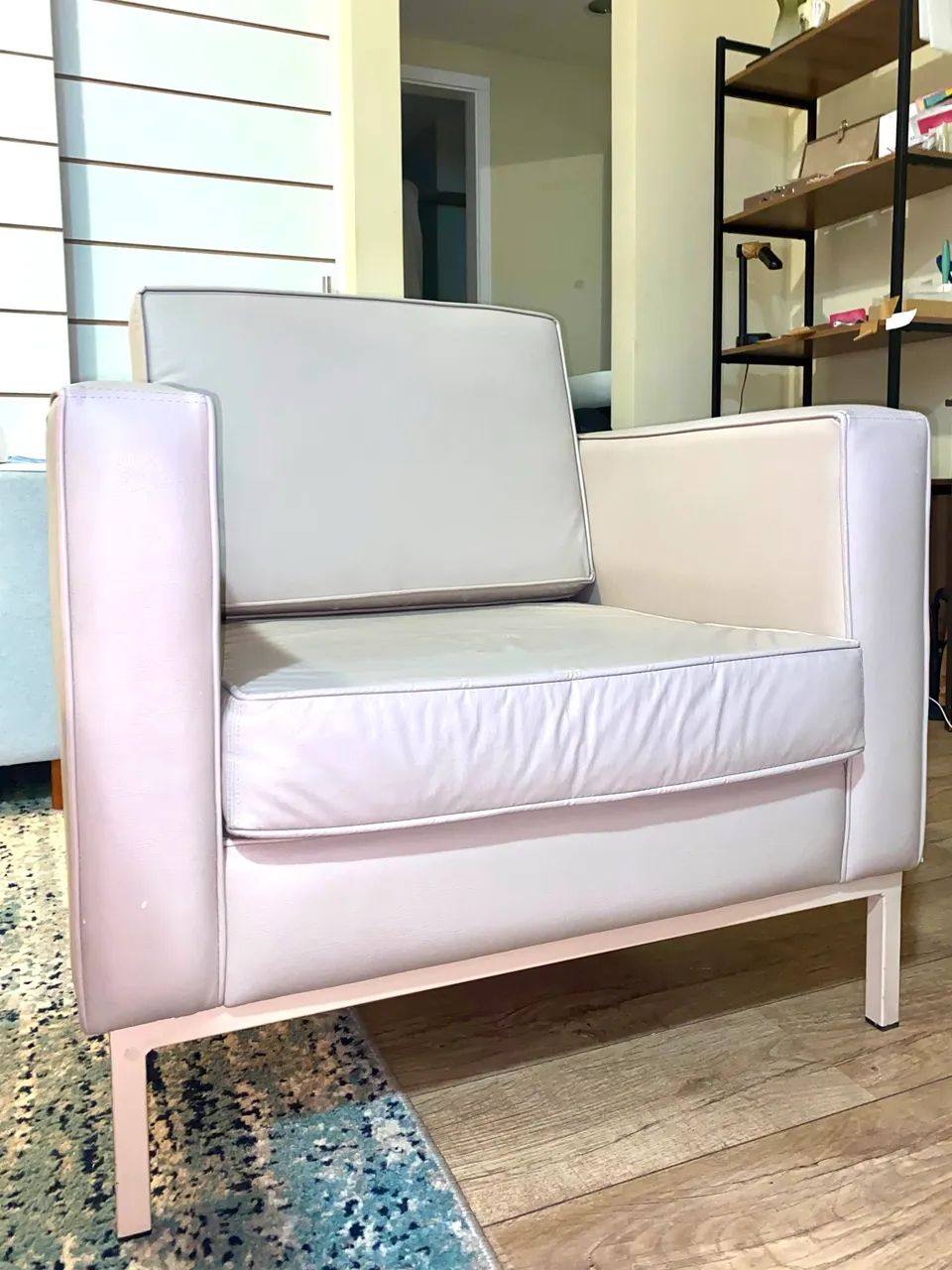 Poltrona confortável couro sintético off white  - Foto 3