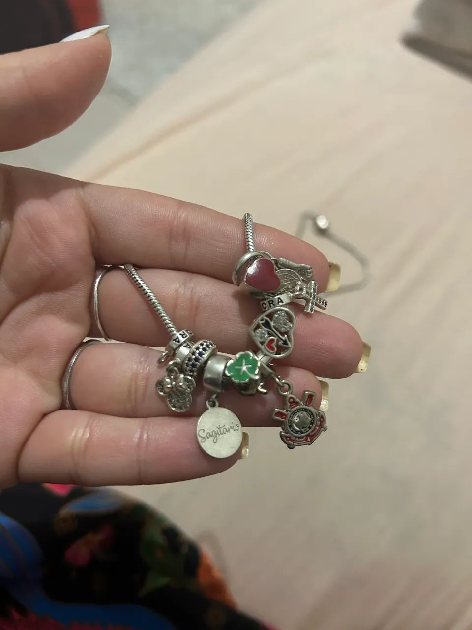 Vendo duas pulseiras estilo Pandora em ótimo estado de conservação.