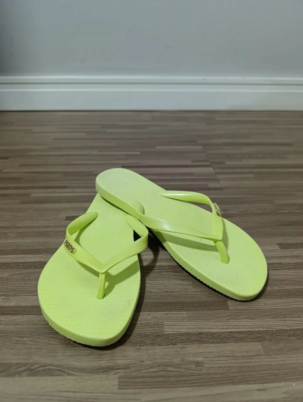 2 Chinelo Arezzo tamanho 34 - pink e verde - Foto 3