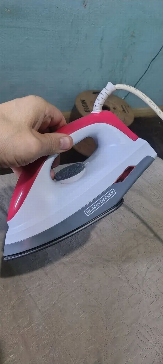 Ferro De Passar Roupa Black+Decker - Foto 3