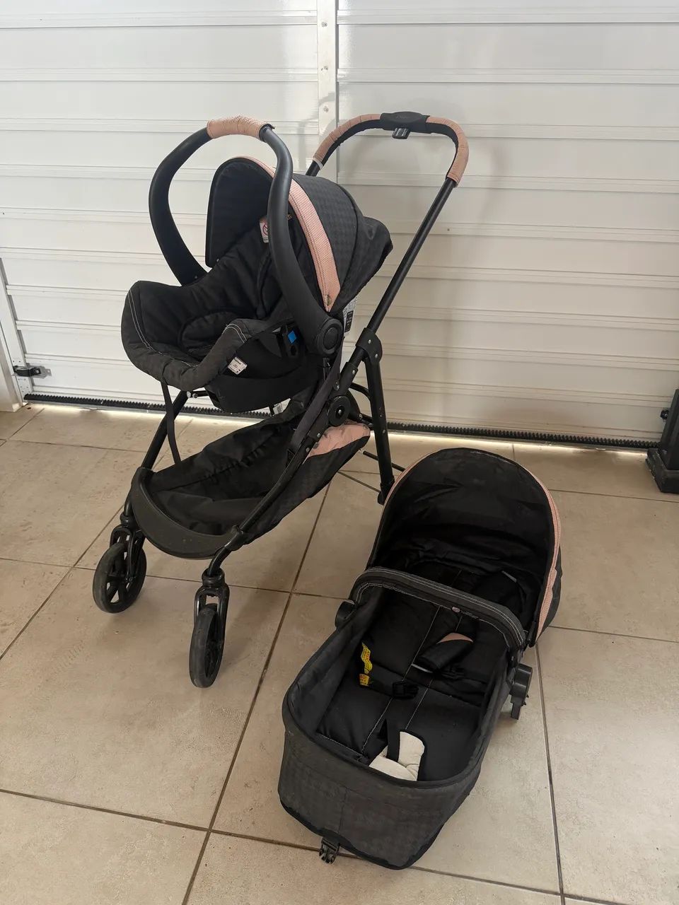 Carrinho de bebê com Bebê Conforto. - Foto 2