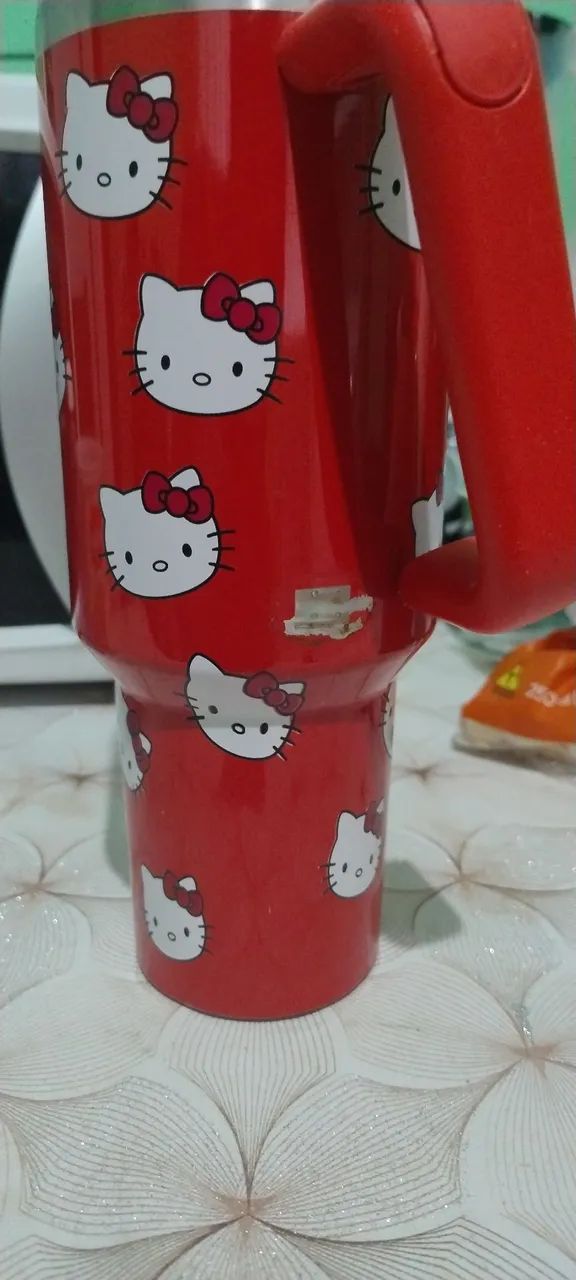 Garrafa de 1L da hello kitty vermelha temu, com defeito - Foto 4