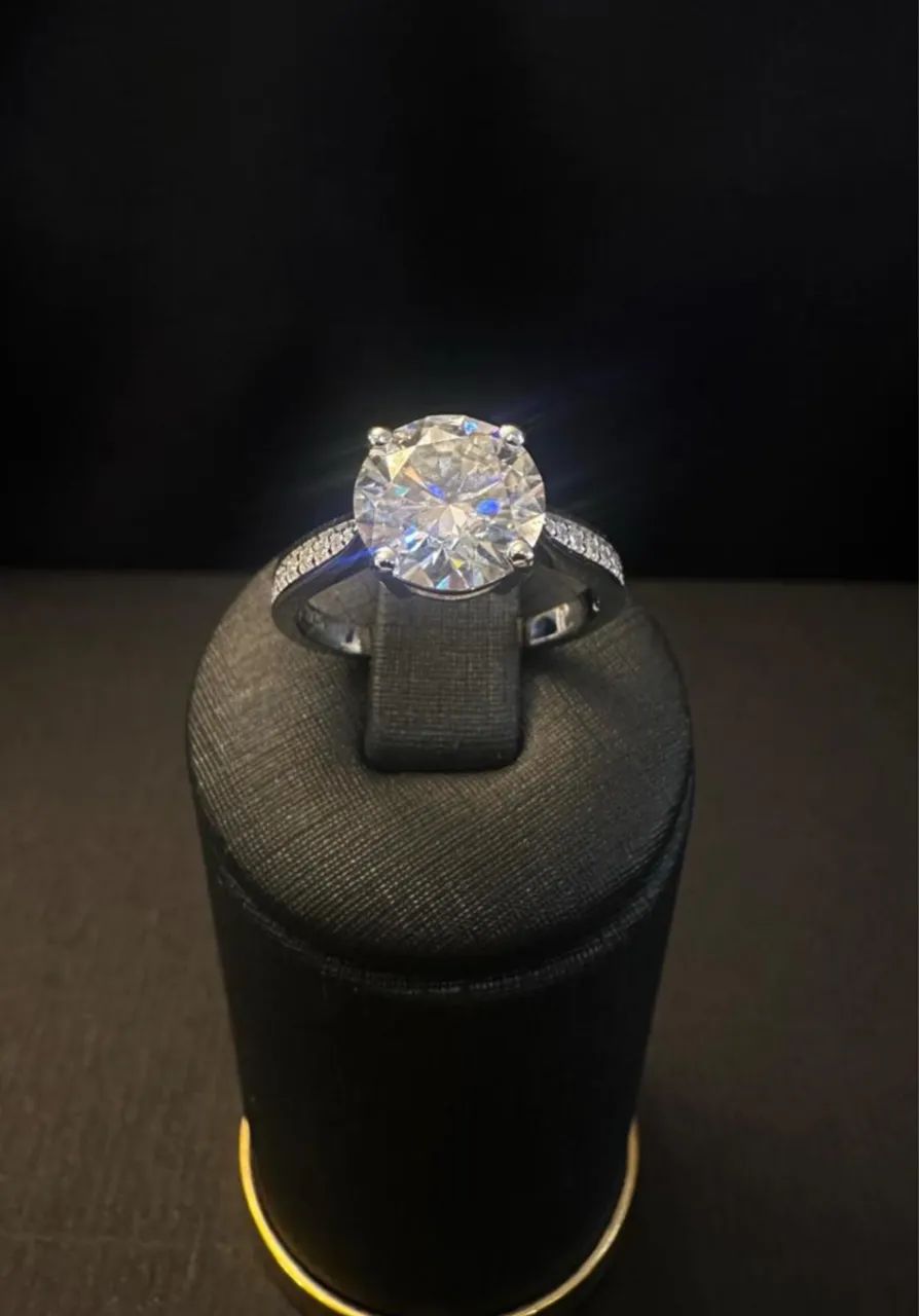 Anel solitário de prata com moissanites 