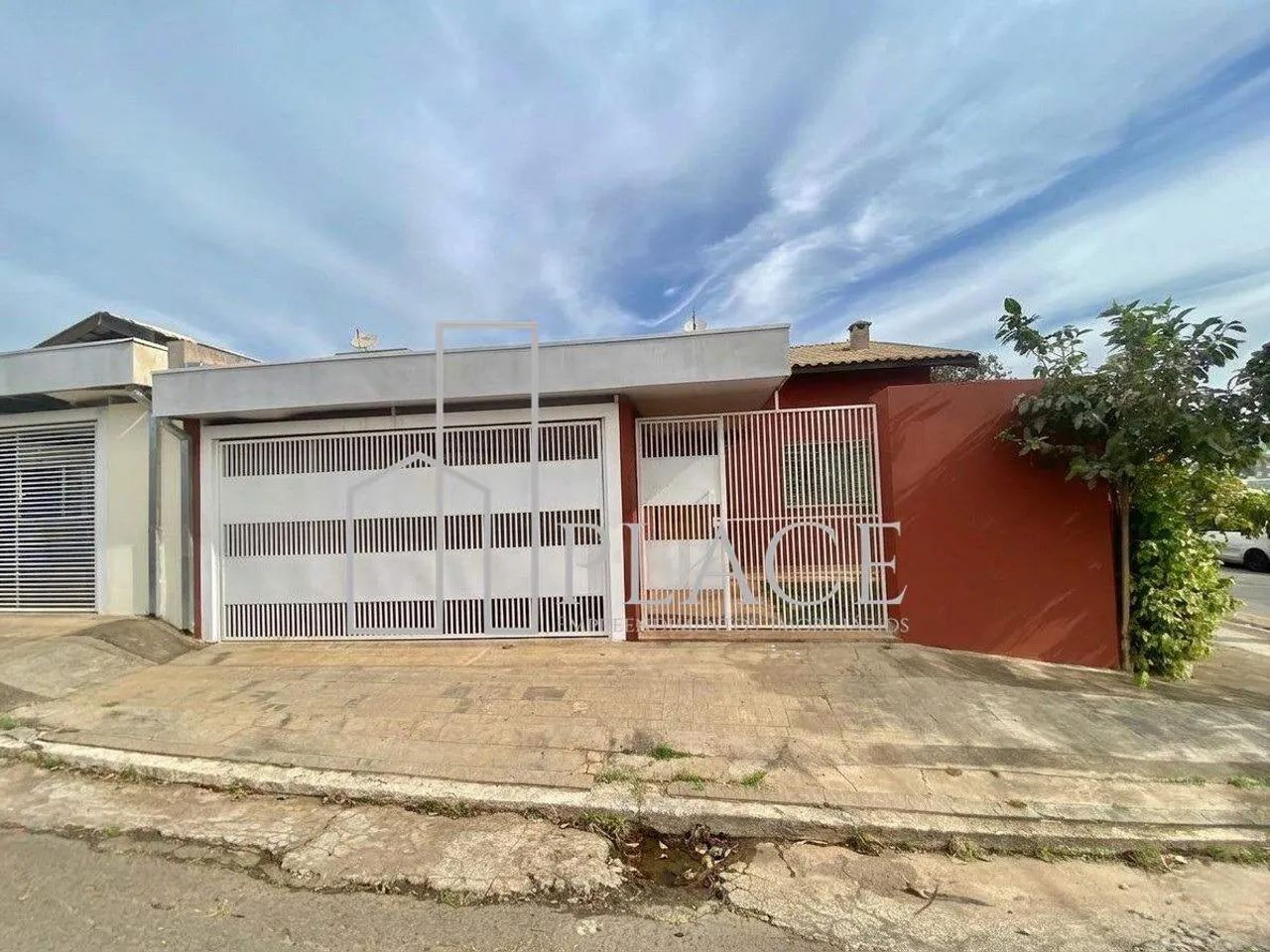 Casa para aluguel em Marília/SP no Jardim Esplanada | 3 quartos (1 suíte), 2 banheiros e 3