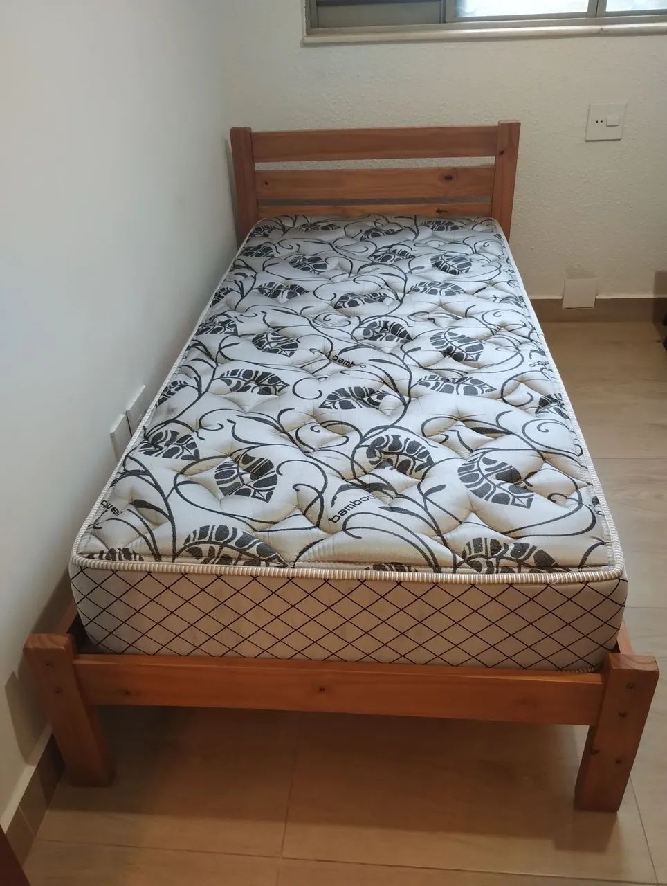 Cama de madeira - solteiro com colchão