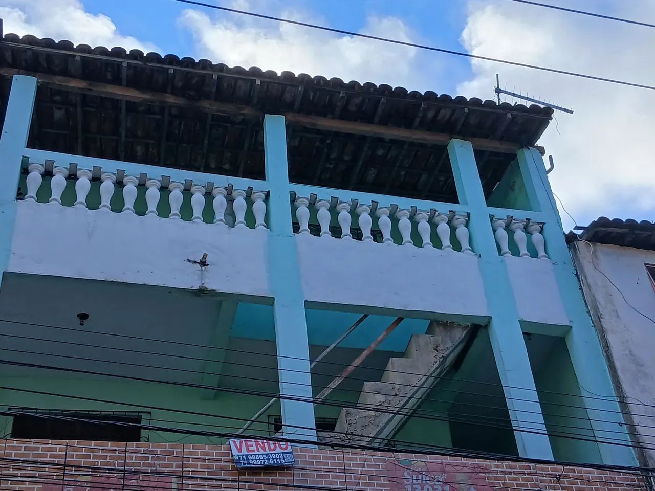 Prédio de 3 andares [3 casas independentes e ponto comercial]