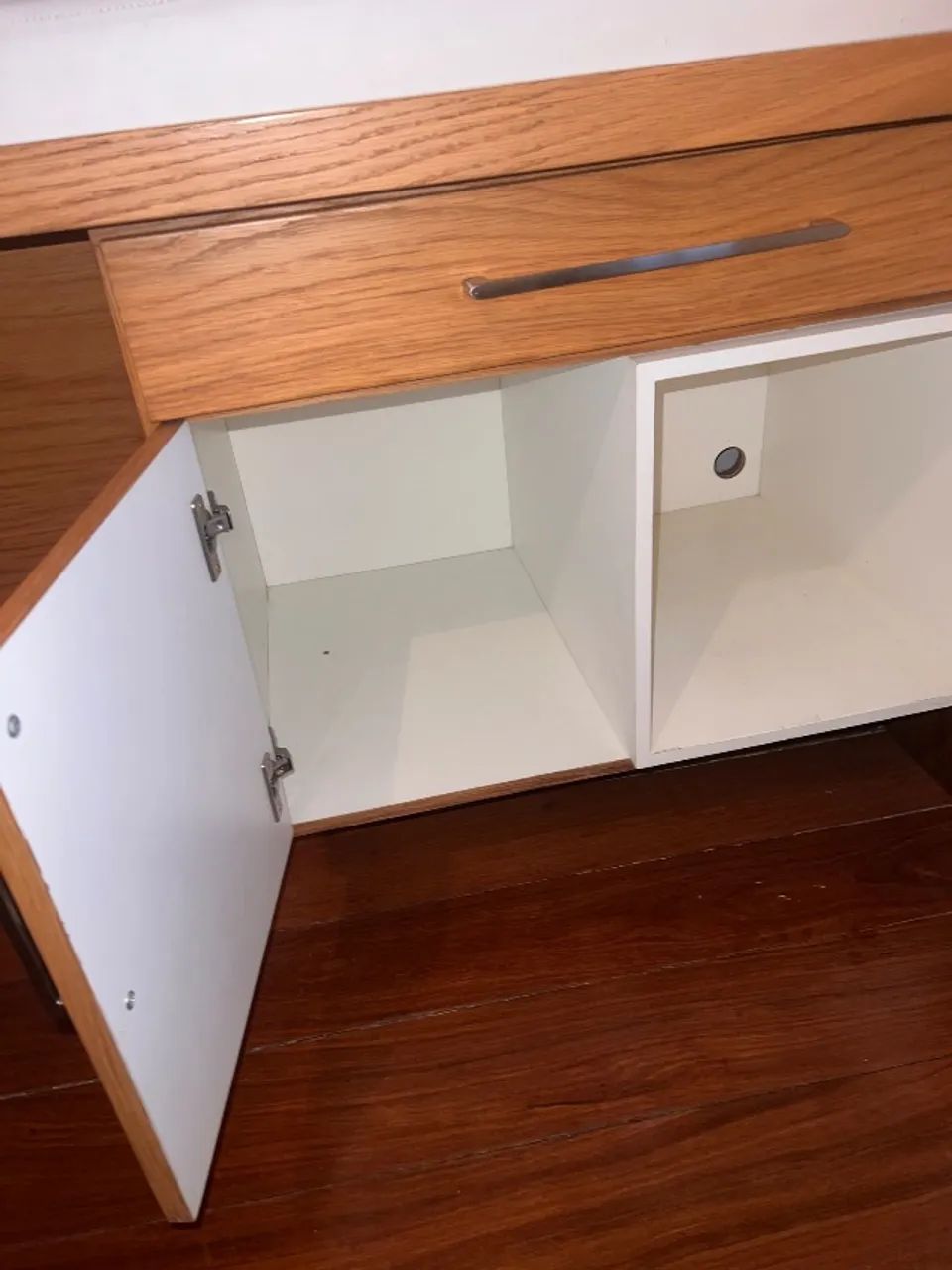 Maca de madeira com gaveta e armário  - Foto 2