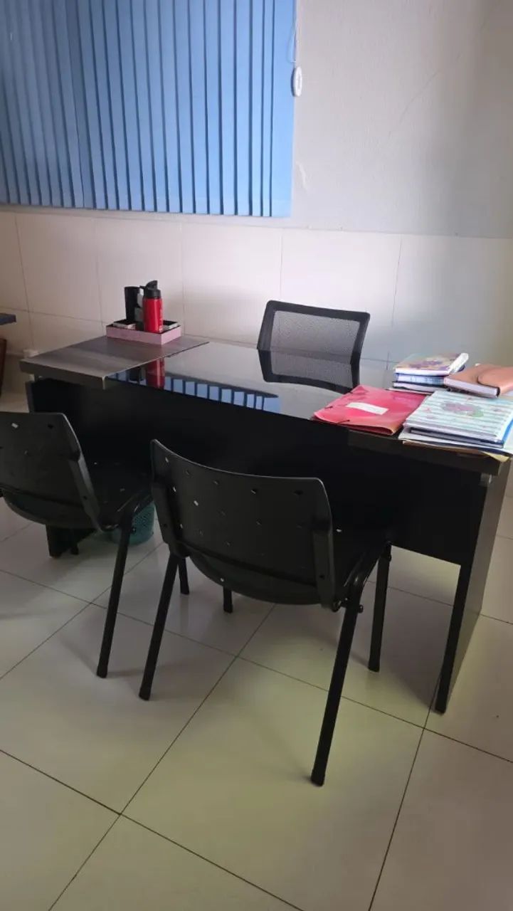 Mesa com dois bancos, mesa pra escritório.